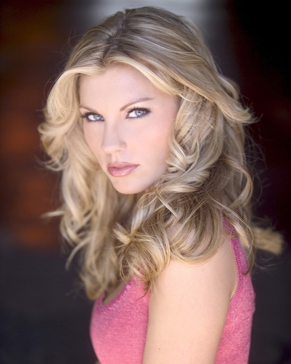 Ashley Russell (sinh năm 1980) đến từ Mỹ là một nữ phóng viên xinh đẹp của trang Yahoo! và Rivals.com.